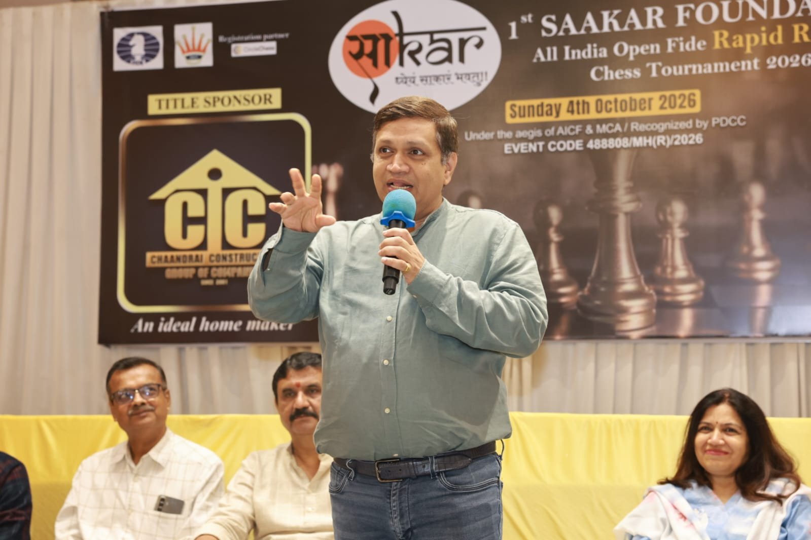 भारताचे चौथे ग्रँडमास्टर, ध्यानचंद पुरस्कार विजेते अभिजीत कुंटे खेळाडूंना  मार्गदर्शन करताना