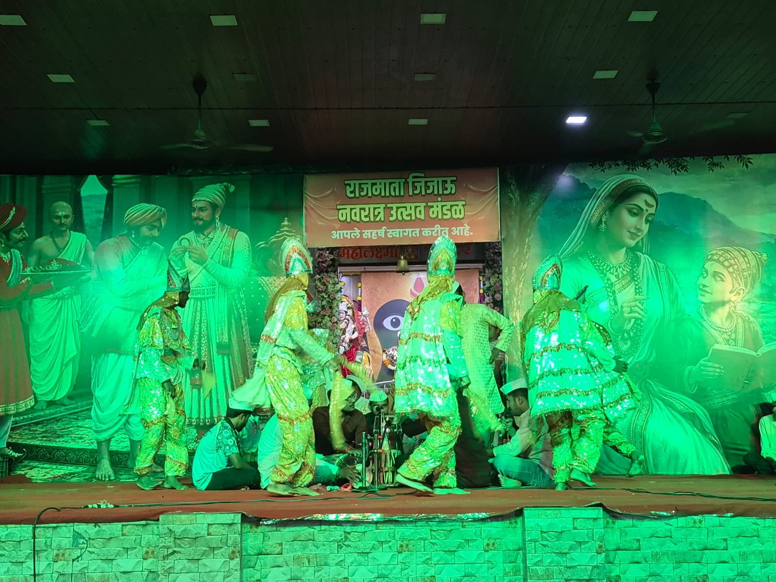 पारंपरिक कोकणी लोककला ‘कलगी-तुरा’ अर्थात शक्ती-तुरा सादर करताना लोककलावंत